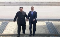 Hành động bất ngờ của Tổng thống Hàn Quốc sau khi bắt tay ông Kim Jong-un