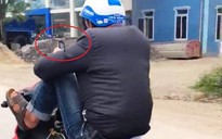 Clip nam thanh niên dùng chân điều khiển xe máy “làm xiếc” trên quốc lộ