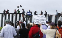 Người di cư trèo lên hàng rào biên giới Mỹ - Mexico