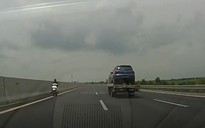 Cục CSGT xử lí người phụ nữ đi xe máy ngược chiều trên cao tốc
