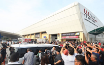 Malaysia: Dân kéo ra sân bay chặn xe tìm cựu Thủ tướng Najib