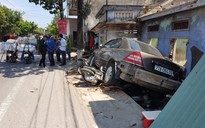 Bình Định: Một ngày xảy ra 2 vụ ô tô tông sập nhà dân