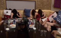 Tiếp viên nữ phục vụ "quý ông" Hàn Quốc trong nhà hàng không phép
