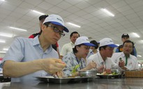 Phó Thủ tướng Vũ Đức Đam ăn cơm công nhân hơn 15.000 đồng/suất