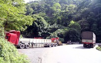 Container tông xe tải lao vào vách núi trên đèo Bảo Lộc