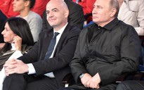 HLV tuyển Nga nhận "quà" bất ngờ từ tổng thống Putin giữa buổi họp báo