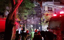 Căn nhà 5 tầng ở Sài Gòn bốc cháy dữ dội sau tiếng nổ lớn