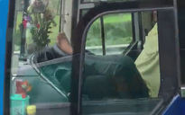 Xử nghiêm tài xế lái xe khách bằng chân trên cao tốc Trung Lương-TP HCM