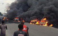 Xe chở dầu bắt lửa, 9 người chết thảm,53 xe bị thiêu rụi