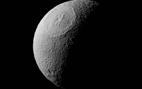Miệng núi lửa rộng 450 km trên mặt trăng Sao Thổ