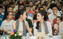 Á hậu Tú Anh hào hứng tặng sách cho sinh viên Hà Nội