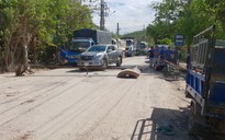 Bình Định: Dân lấy ghế đá chặn ô tô vào khu công nghiệp