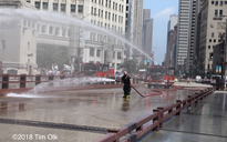 Mỹ: Nóng tới mức cứu hỏa phải phun nước "cứu" cầu thép
