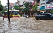 Hà Nội: Mưa lớn, người dân "bì bõm" trên nhiều tuyến phố biến thành sông
