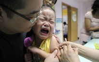 Hồng Kông lo ngại dân Trung Quốc đại lục đổ sang "săn" vắc-xin
