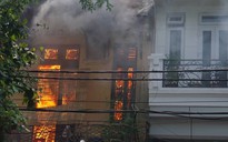 Hà Nội: Cháy lớn nhà kiểu Pháp trên phố, trẻ em lao thoát ra ngoài
