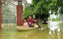 Hà Nội: Cuộc sống đảo lộn nơi người dân phải "chèo thuyền trên đường"