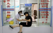 Trung Quốc: Tiết lộ động trời về vắc-xin "tiêm vào như ăn dầu cống rãnh"