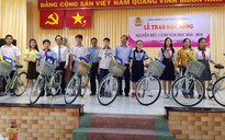 Trao học bổng Nguyễn Đức Cảnh cho con CNVC-LĐ khó khăn