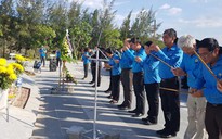 Cán bộ Công đoàn TP HCM viếng tượng đài chiến sĩ Gạc Ma