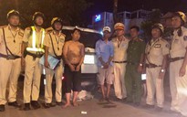 TP HCM: CSGT vây bắt 2 anh em ruột buôn lậu trốn trong bãi cỏ