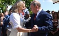 Ông Putin khiêu vũ với cô dâu tại đám cưới Bộ trưởng Ngoại giao Áo
