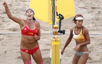 "Bỏng mắt" xem các nữ VĐV bóng chuyền bãi biển ASIAD