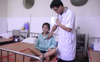 Vụ cô bé mắc bệnh “mồ hôi máu”: Chưa có phác đồ điều trị