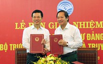 Ông Nguyễn Mạnh Hùng và ông Trương Minh Tuấn ký bàn giao nhiệm vụ