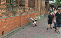 Khách Trung Quốc cho con đại tiện ngay trước Tháp Bà Ponagar