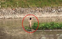 Cô gái trẻ mặc nội y bơi ra giữa sông Tô Lịch nhảy múa