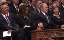 Ông Bush chia kẹo cho bà Obama trong lễ tang TNS McCain