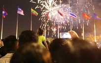 Người dân TP HCM mãn nhãn với pháo hoa mừng năm mới 2018