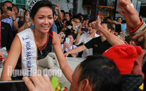 Hàng ngàn người dân chào đón Hoa hậu H’Hen Niê