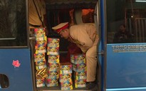 Xe khách qua Lào mua 44 kg pháo hoa về bán