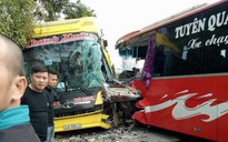 2 xe khách đấu đầu, hành khách hoảng sợ phá kính chui ra ngoài