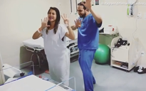Bác sĩ nhảy samba với sản phụ trong phòng sinh