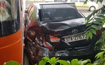 Xe khách tông ôtô Camry dập nát, nhiều hành khách hoảng sợ