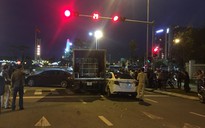 Xe tải tông văng 2 xe ôtô và 1 xe máy đang dừng đèn đỏ