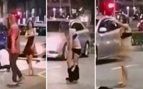 Cãi nhau với tài xế taxi, nữ hành khách bất ngờ cởi phăng váy áo