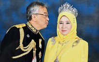 Hoàng hậu Malaysia bị “cướp” nụ hôn