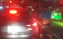 Nam thanh niên thản nhiên tiểu bậy giữa đường khi xe ô tô dừng đèn đỏ