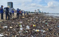 Rác lại tràn ngập biển Vũng Tàu, hàng ngàn người "vật lộn" thu dọn