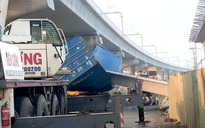 TP HCM: Xe container kéo sập cầu bộ hành trước cổng Suối Tiên