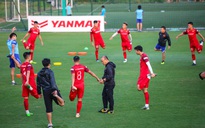 Cận cảnh đội tuyển Việt Nam vui vẻ tập luyện trước tái đấu Thái Lan