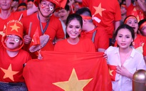 Trận Việt Nam - Thái Lan: Cổ động viên "nhuộm đỏ" phố đi bộ Nguyễn Huệ