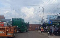 Thùng container văng xuống đường đè chết 2 vợ chồng