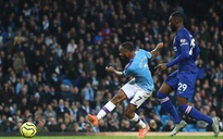 Man City hạ đẹp Chelsea, Sterling lập kỷ lục bị VAR "hành"