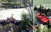 Xe buýt chở hơn 100 người lao xuống sông, thương vong gần hết