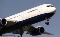Anh: Bầu trời rền vang khi 2 chiến đấu cơ lao tới chiếc Boeing "câm lặng"